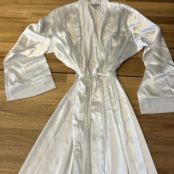 LINEA DONATELLA ⭐️ satin gown and robe set - Picture 8 of 10